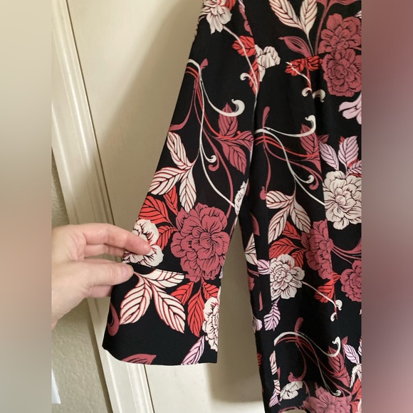🌞Banana Republic Black & Mauve Floral 3/4 Split Bell Sleeve Button Back Blouse - Picture 5 of 8